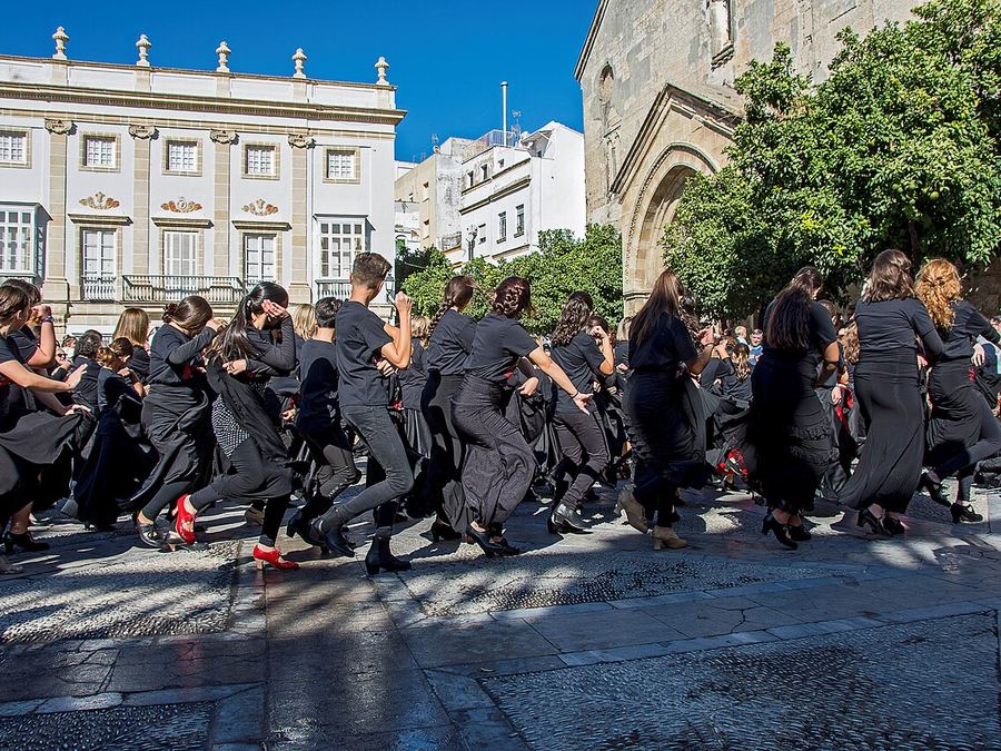 Bailaoras en la calle en el Día del Flamenco en Jerez