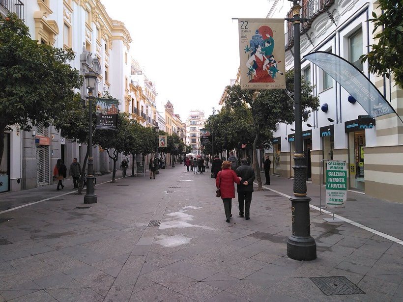 Calle Larga de Jerez con gente paseando