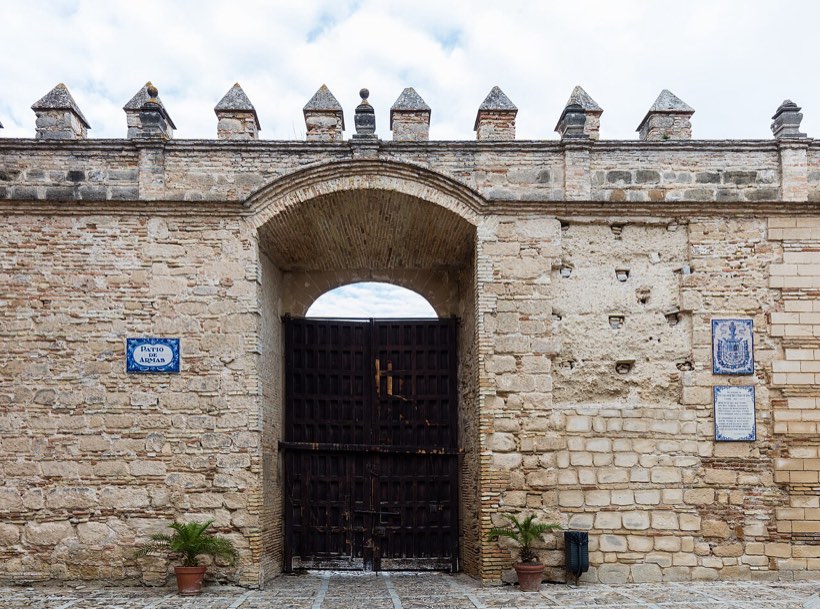 Muralla almenada del Alcázar de Jerez