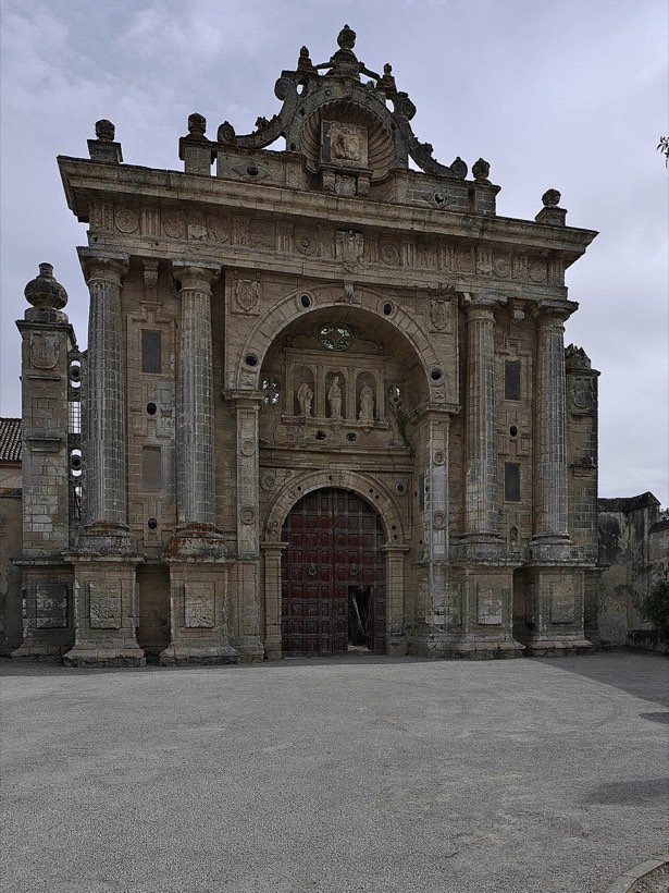 Portada de piedra de la Cartuja de Jerez
