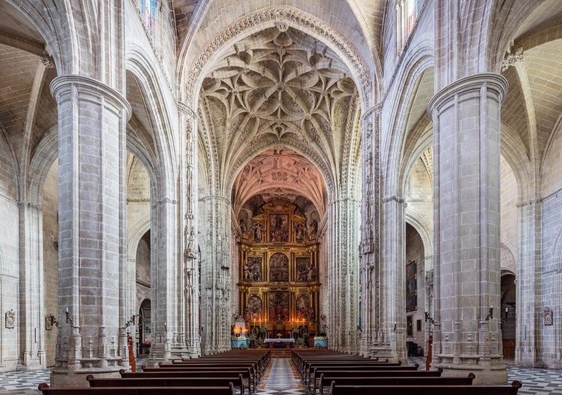 Interior gótico de la iglesia de San Miguel